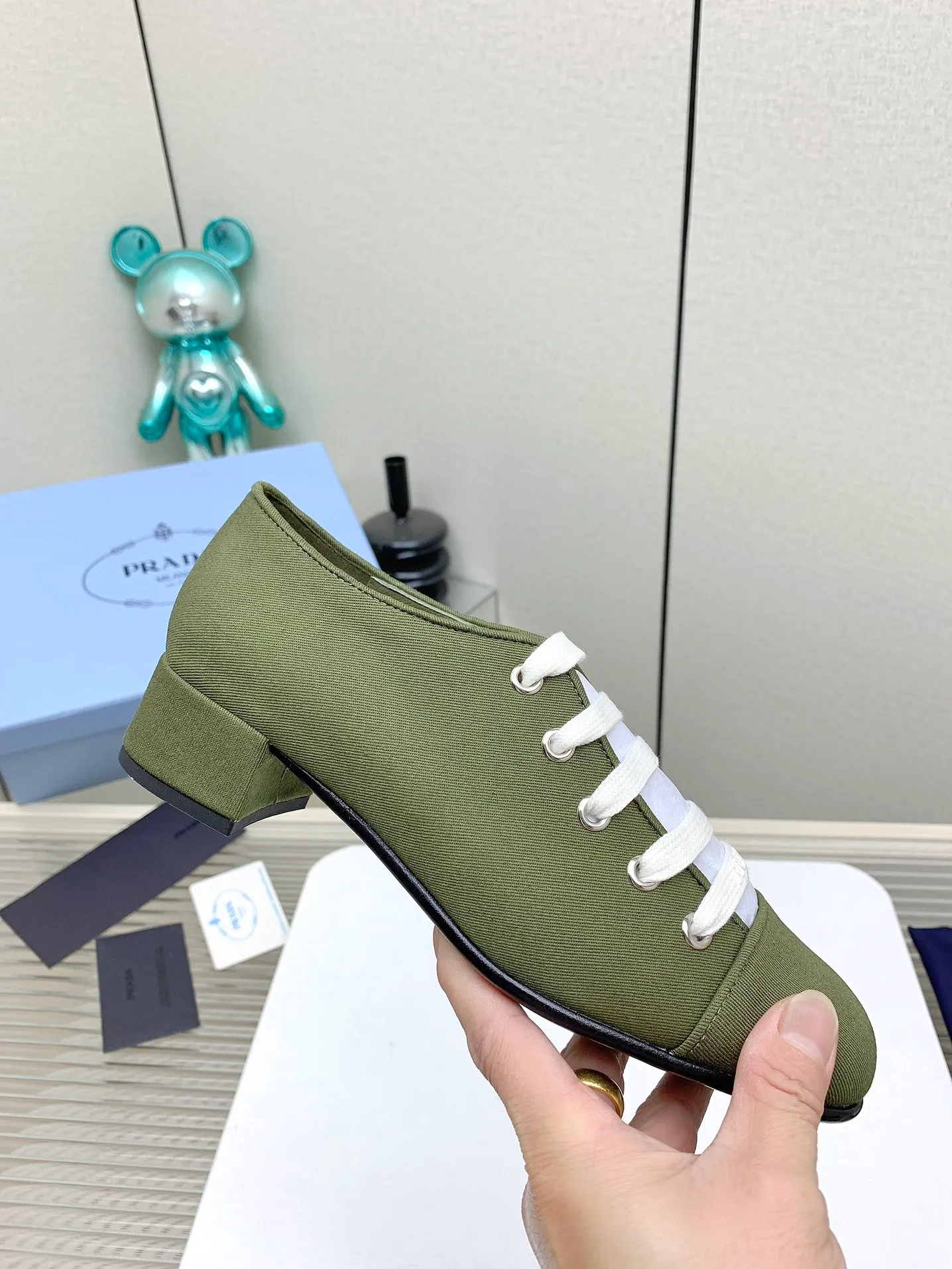 👟👟Ex-factory price 620👟👟 (Higher version) Prada 25/Spring and Summer Catwalk New lace-up hollow shoelace Mary Jane thick heel shoes This year’s lace-up element is super popular and really fashionable. I am obsessed with the appearance and comfort! The salty or sweet doll head design is full of girlishness. It is retro and playful yet elegant. The key is that it is easy to wear. ✔️Upper: original customized fabric ✔️Inner: sheepskin ✔️Outsole: genuine leather outsole imported from Italy ✔️Size: #35-41 (40.41 custom-made, non-refundable)